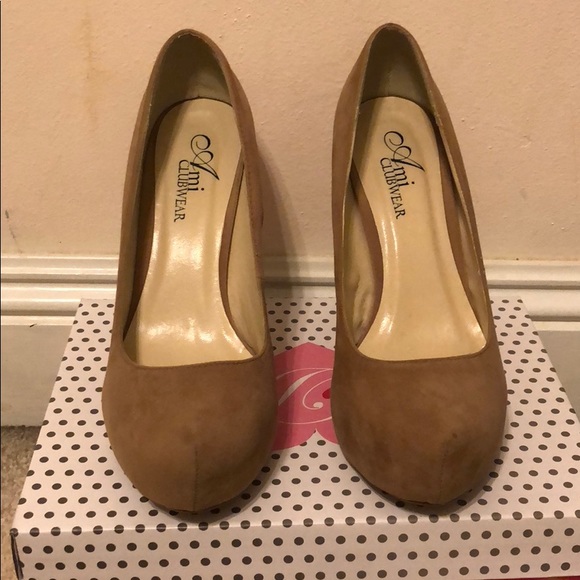 Nude suede platform pumps, great condition. - Picture 3 of 4